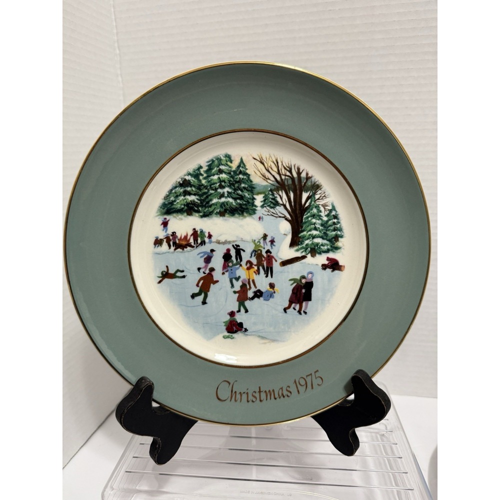 Vintage Avon Christmas plate 1975 "Skaters On The Pond" Collector